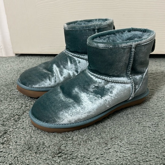 UGG Classic Mini Velvet Boots Women's 6 - Picture 1 of 7